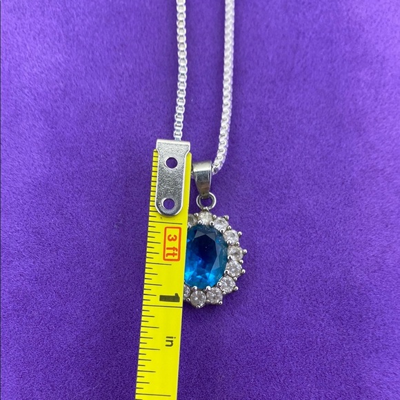 💛 Elegant Silver Plated Blue & White Crystal Pendant Necklace - Picture 4 of 5